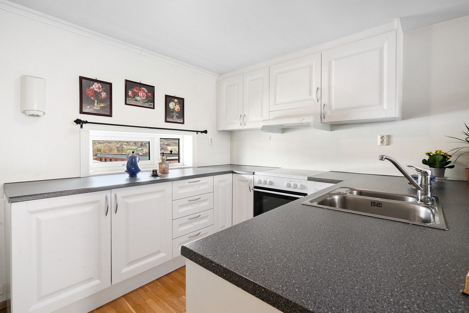 Kjøkkenet er utstyrt med komfyr med platetopp og frittstående kjøleskap. Opplegg til oppvaskmaskin. Det er avtrekk via balansert anlegg. Galleribilde