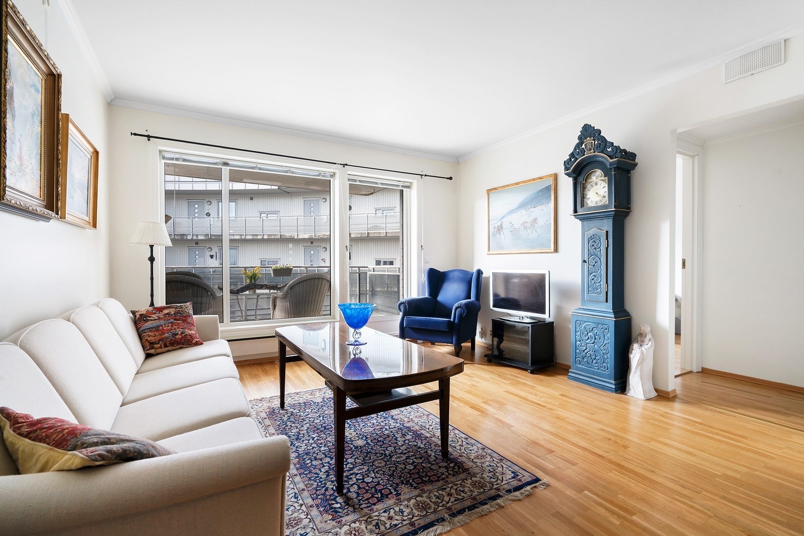 Her er det plass til både salong, spisestue og lesekrok. Galleribilde