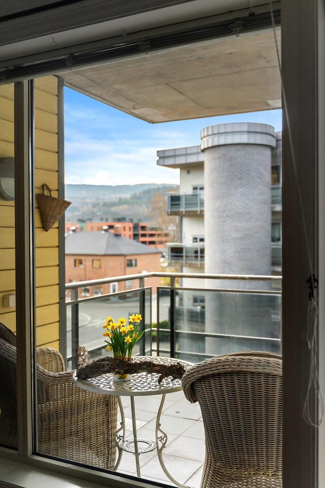 Romslig balkong som vender mot bakgården med gode solforhold. Her er det god plass til en liten sittegruppe. Galleribilde