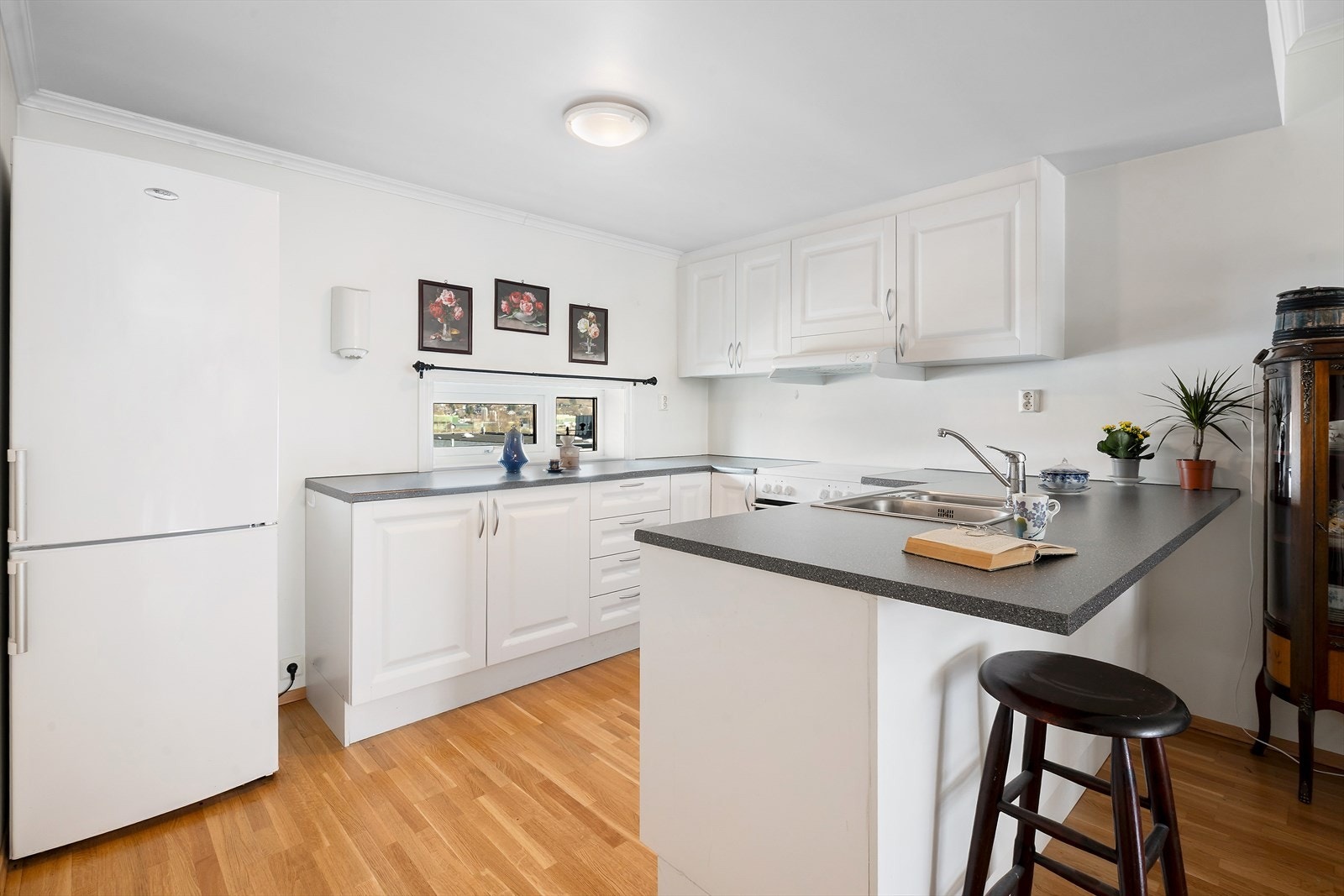 Kjøkkenet har barløsning, der en kan sitte å nyte frokosten. Galleribilde