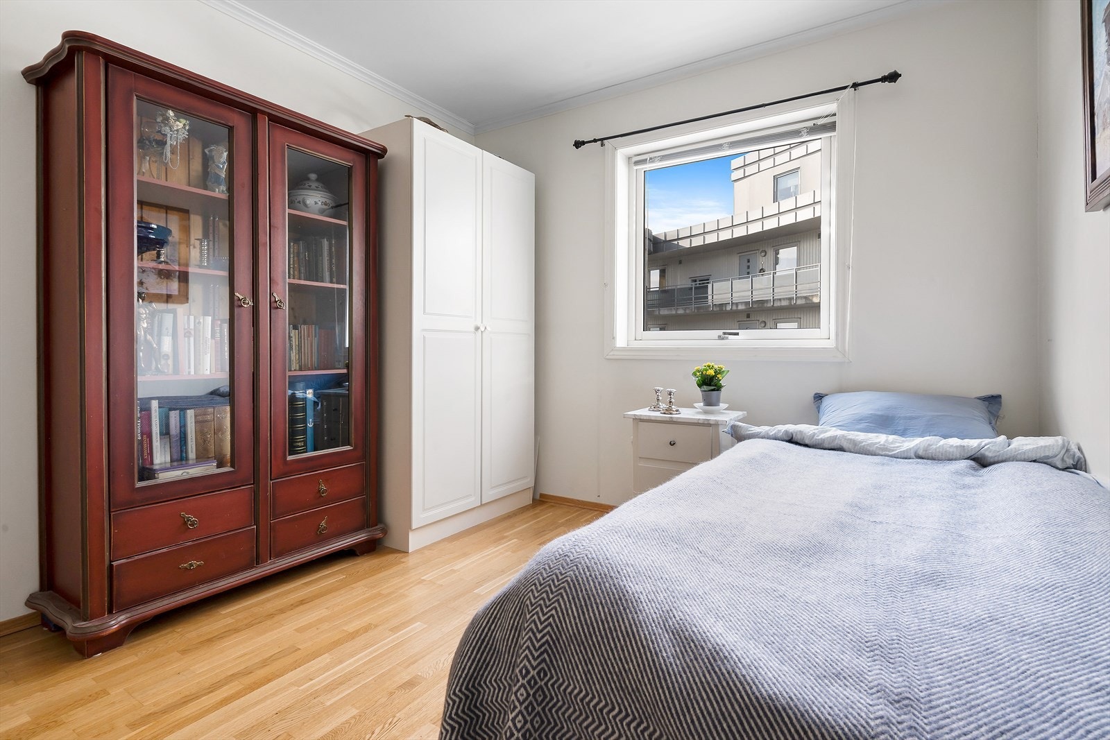 Hovedsoverom med god plass til dobbeltseng, nattbord og garderobeskap. Galleribilde