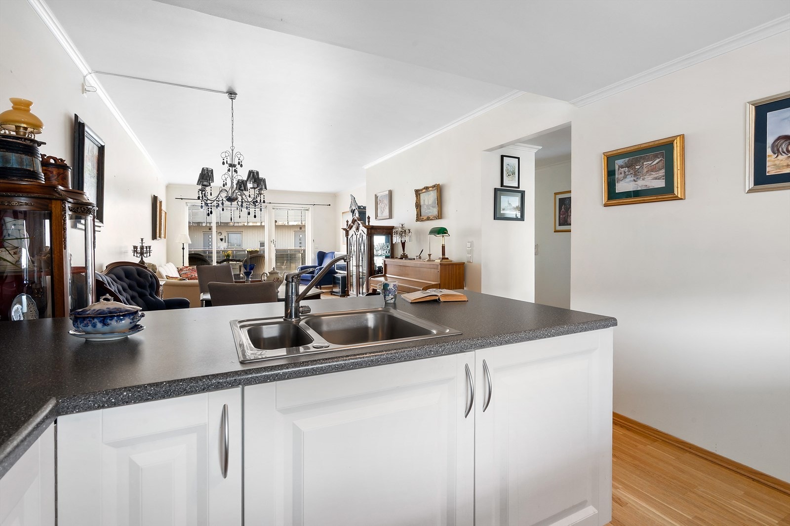 Her har kokken kontroll på gjestene samtidig som en lager mat. Galleribilde