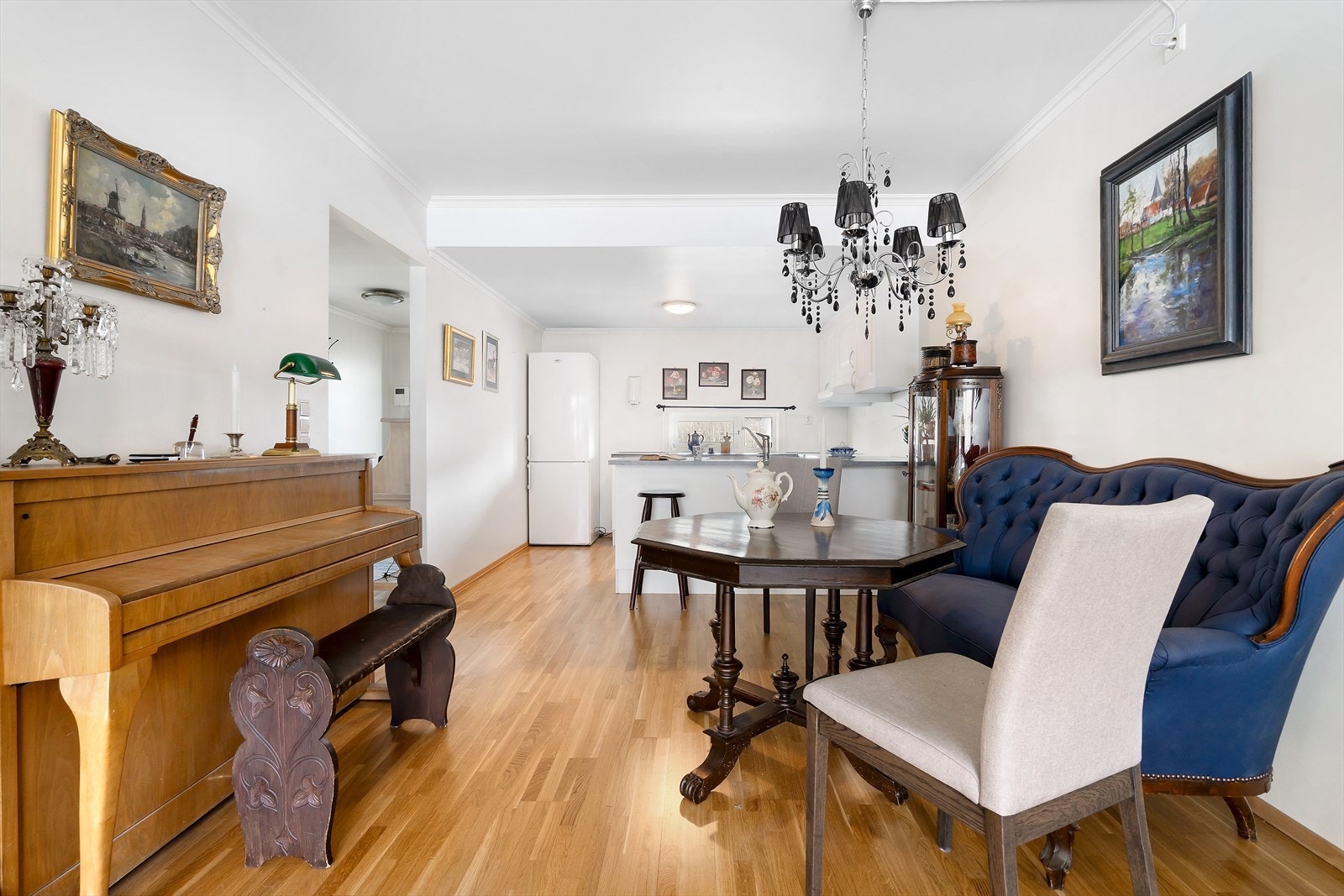 Stuen har eikeparkett på gulv og hvitmalt gips på vegg. Galleribilde