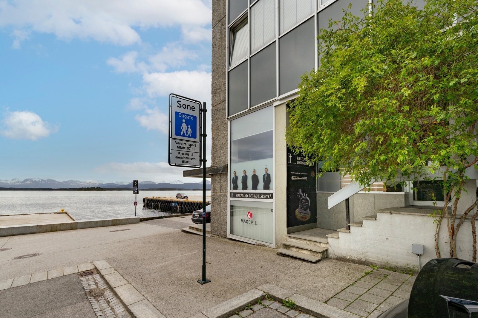Det er to innganger til lokalet Galleribilde