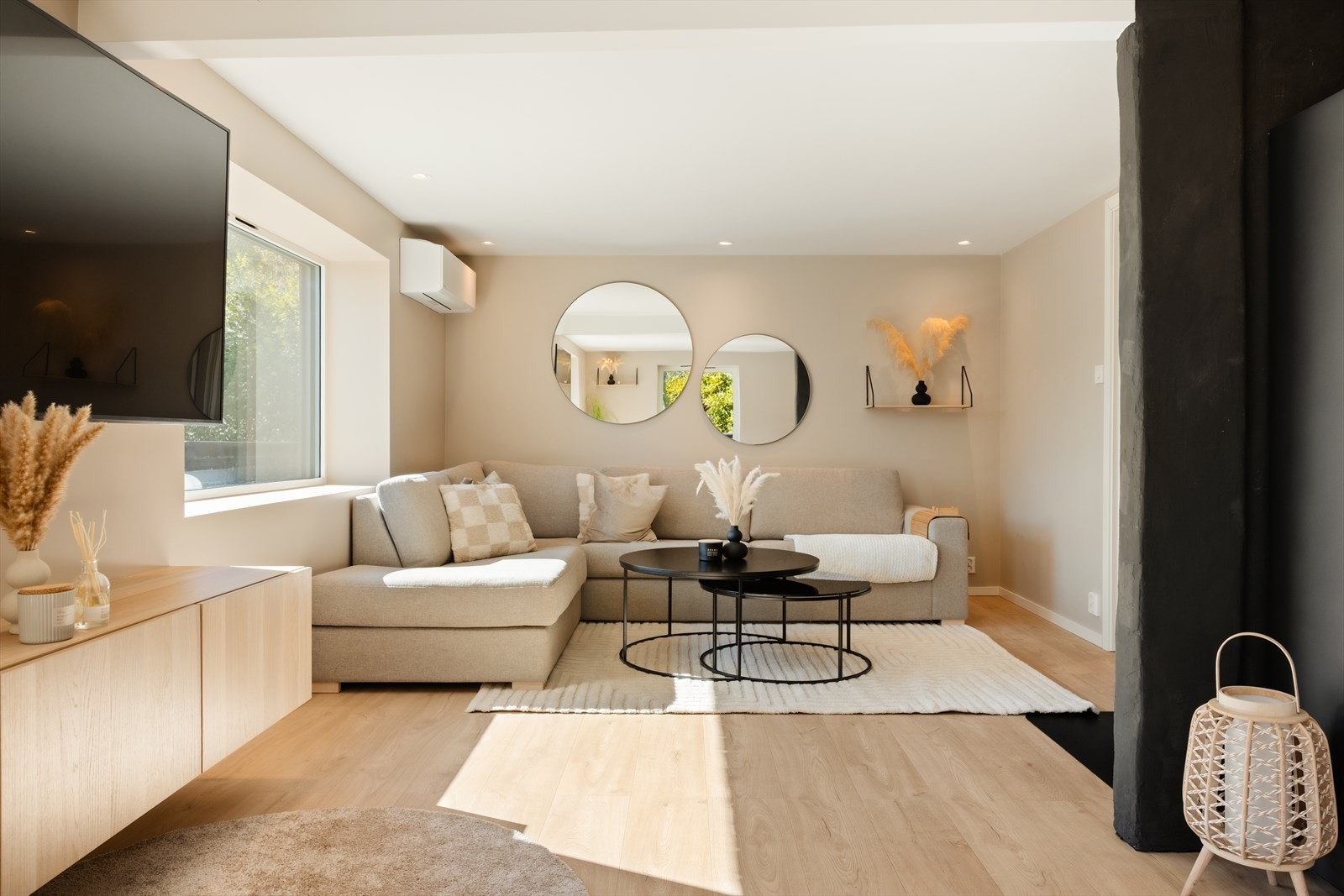 Stuen er malt i en tidsriktig farge, som komplementeres av et flott gulv Galleribilde