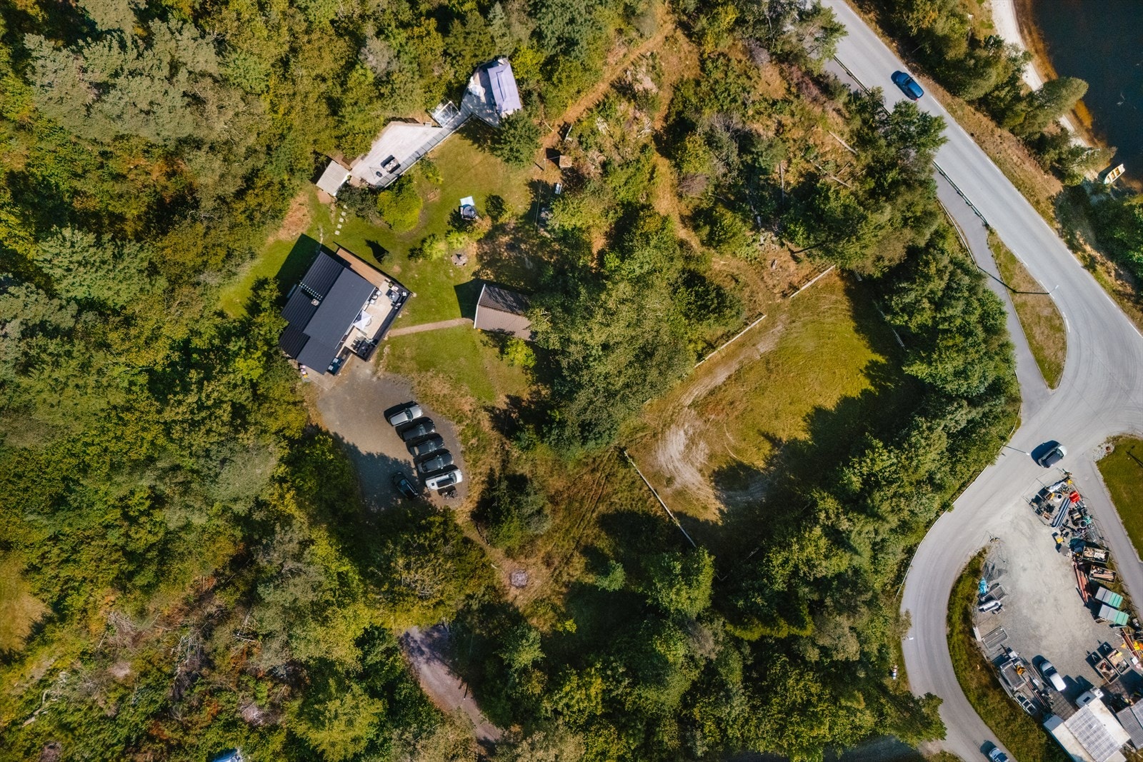 Her får du hele 7,7 mål tomt, opparbeidet med flotte uteområder, to terrasser, drivhus, hønsehus, stall og stor biloppstillingsplass Galleribilde