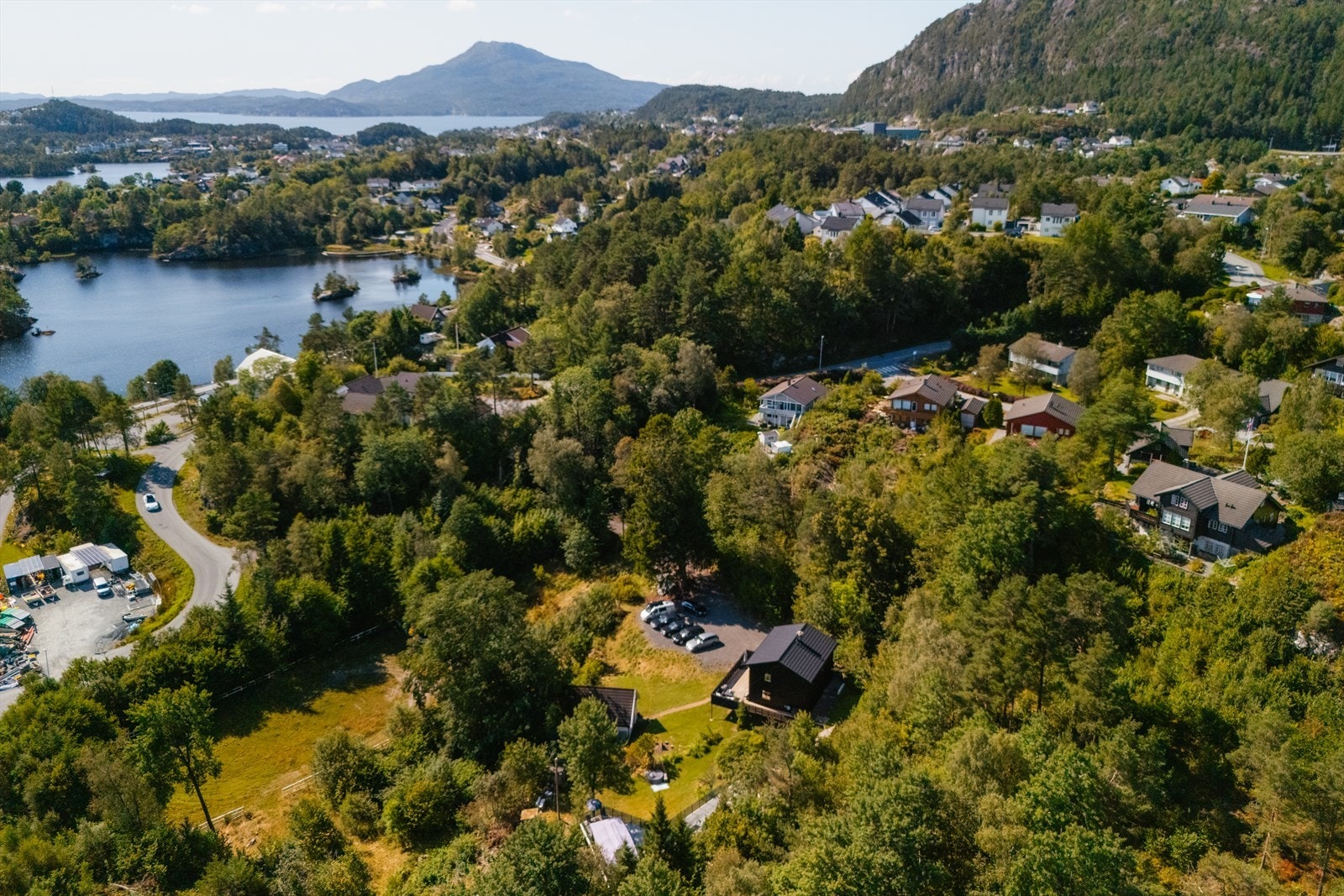 Stor biloppstillingsplass Galleribilde