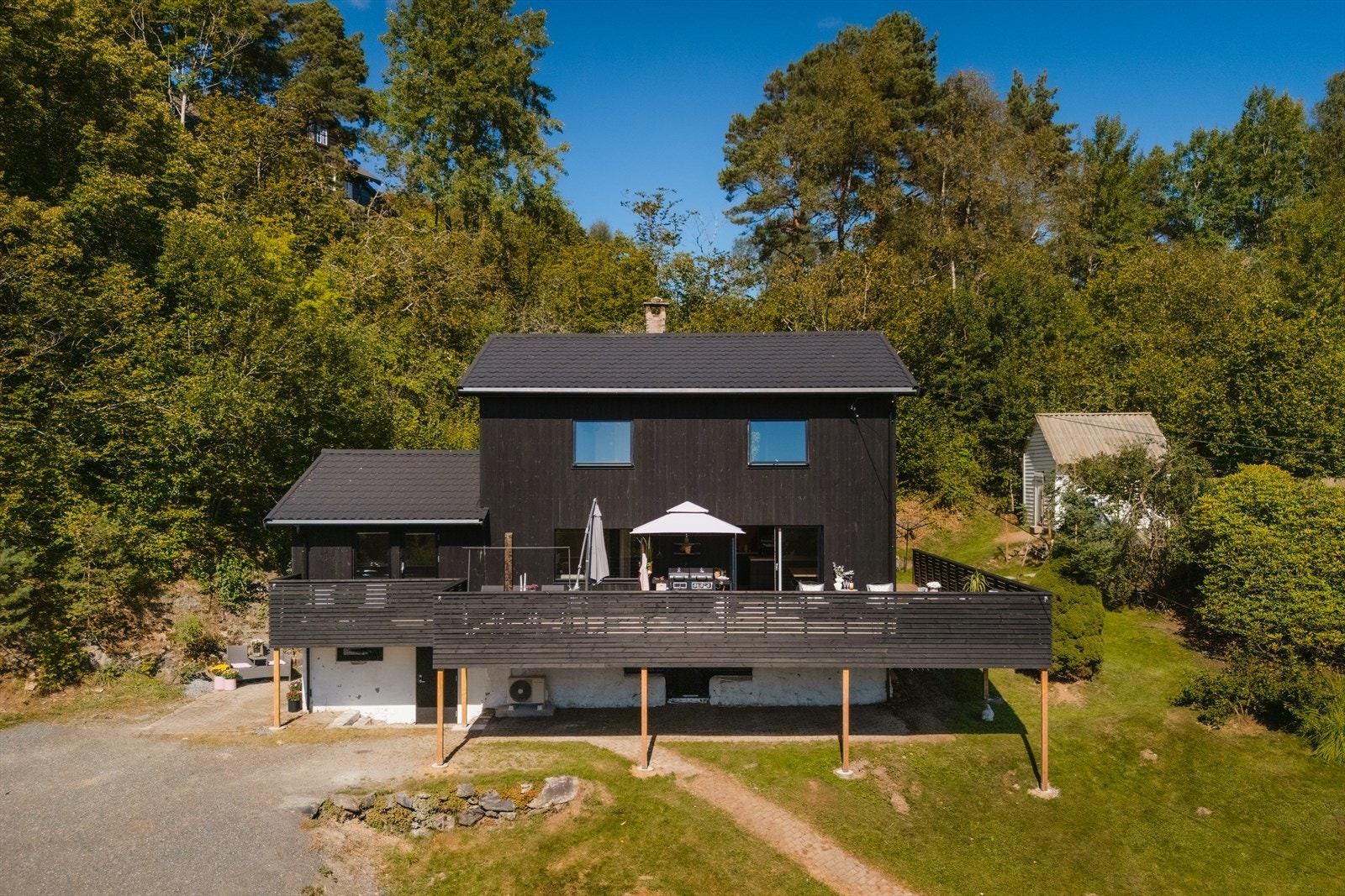 Det er montert ny vindsperrer, lekter og ytterkledning. I den forbindelse ble yttervegger etterisolert. Galleribilde