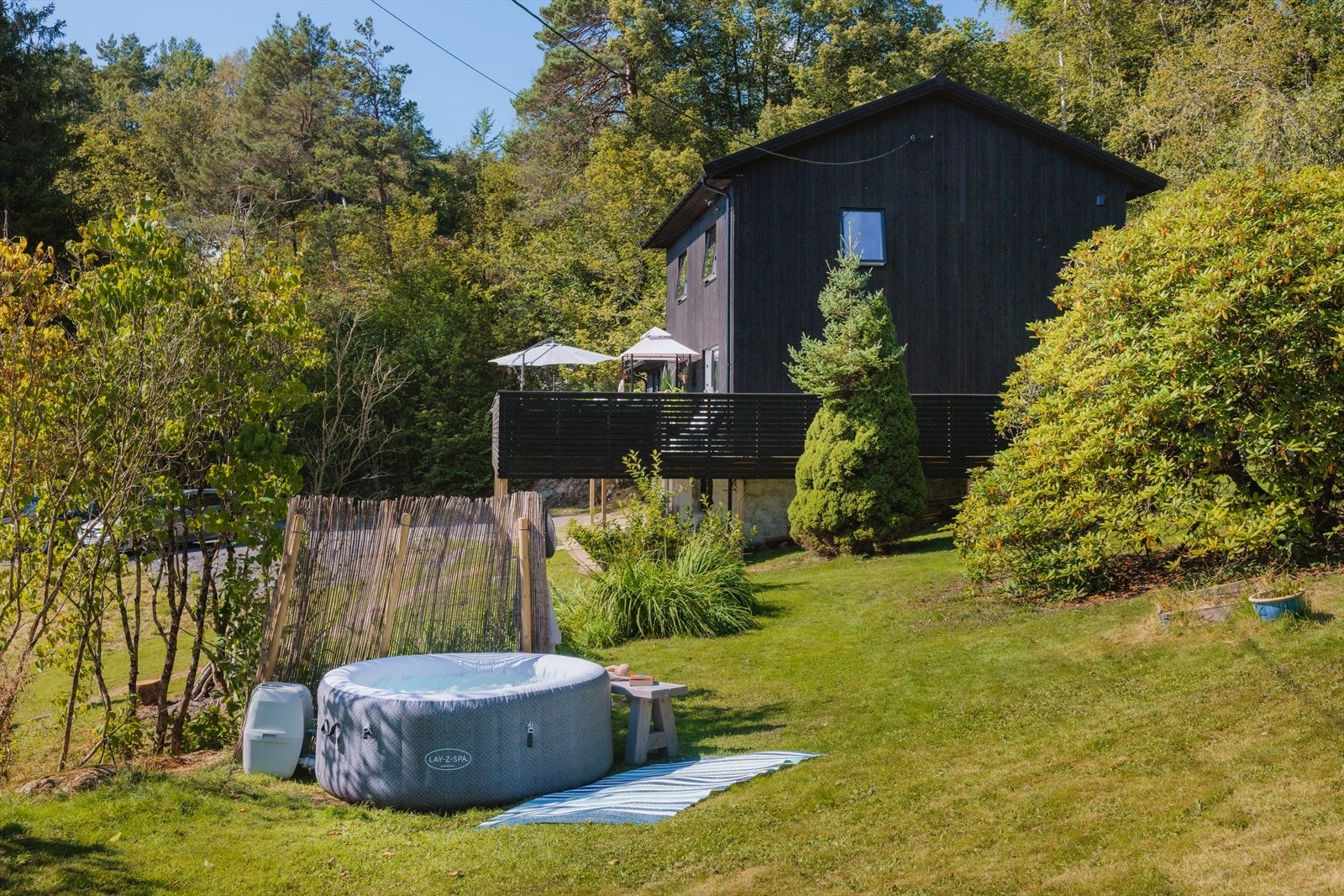 Stor og velstelt hage, hvor både to- og firbeinte kan trives Galleribilde