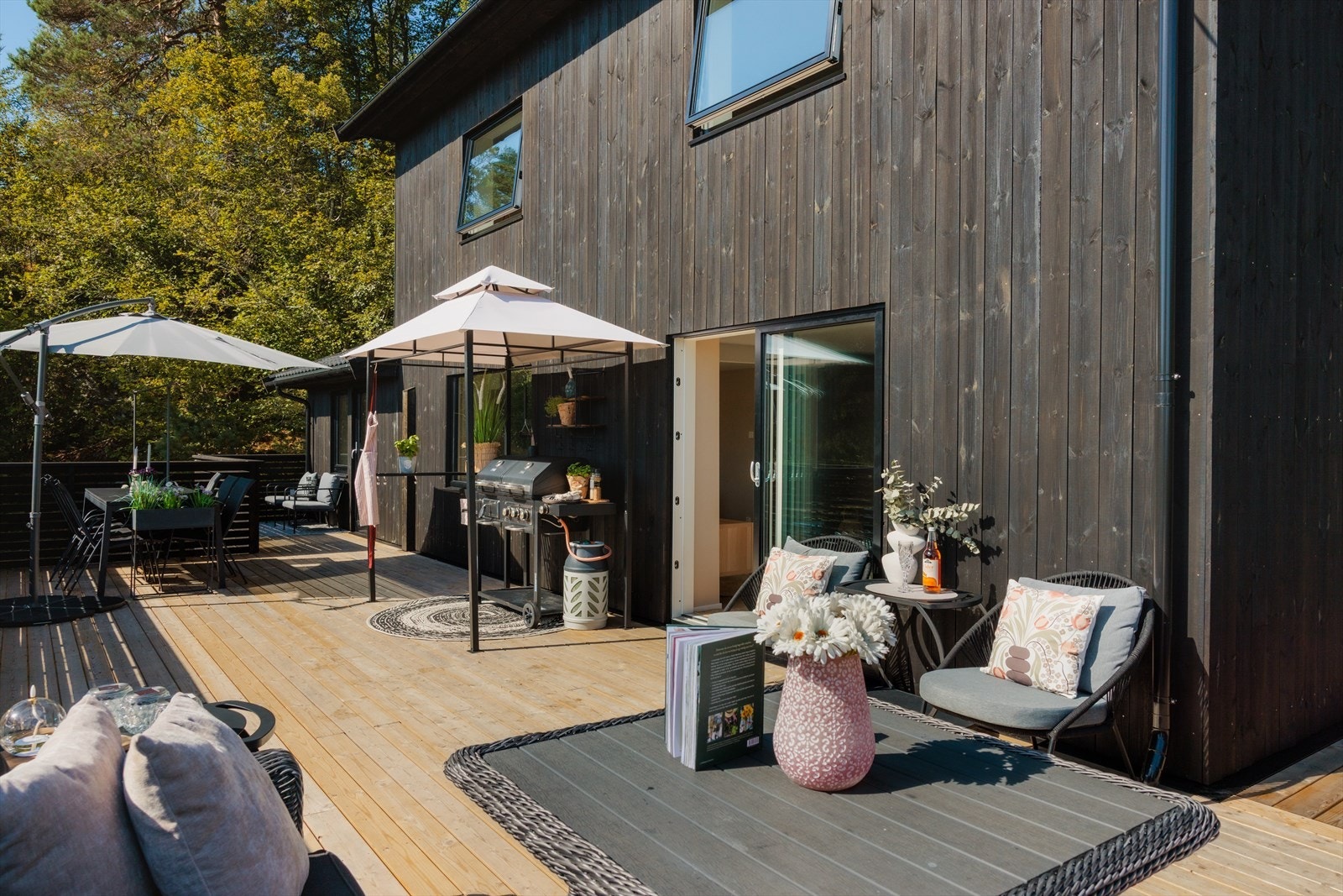 Herfra kommer vi ut til en solrik terrasse Galleribilde