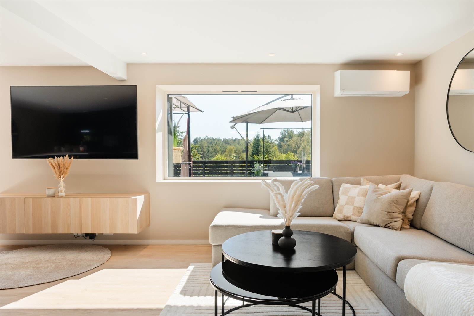 Store vindusflater sørger for rikelig med naturlig lysinnslipp Galleribilde