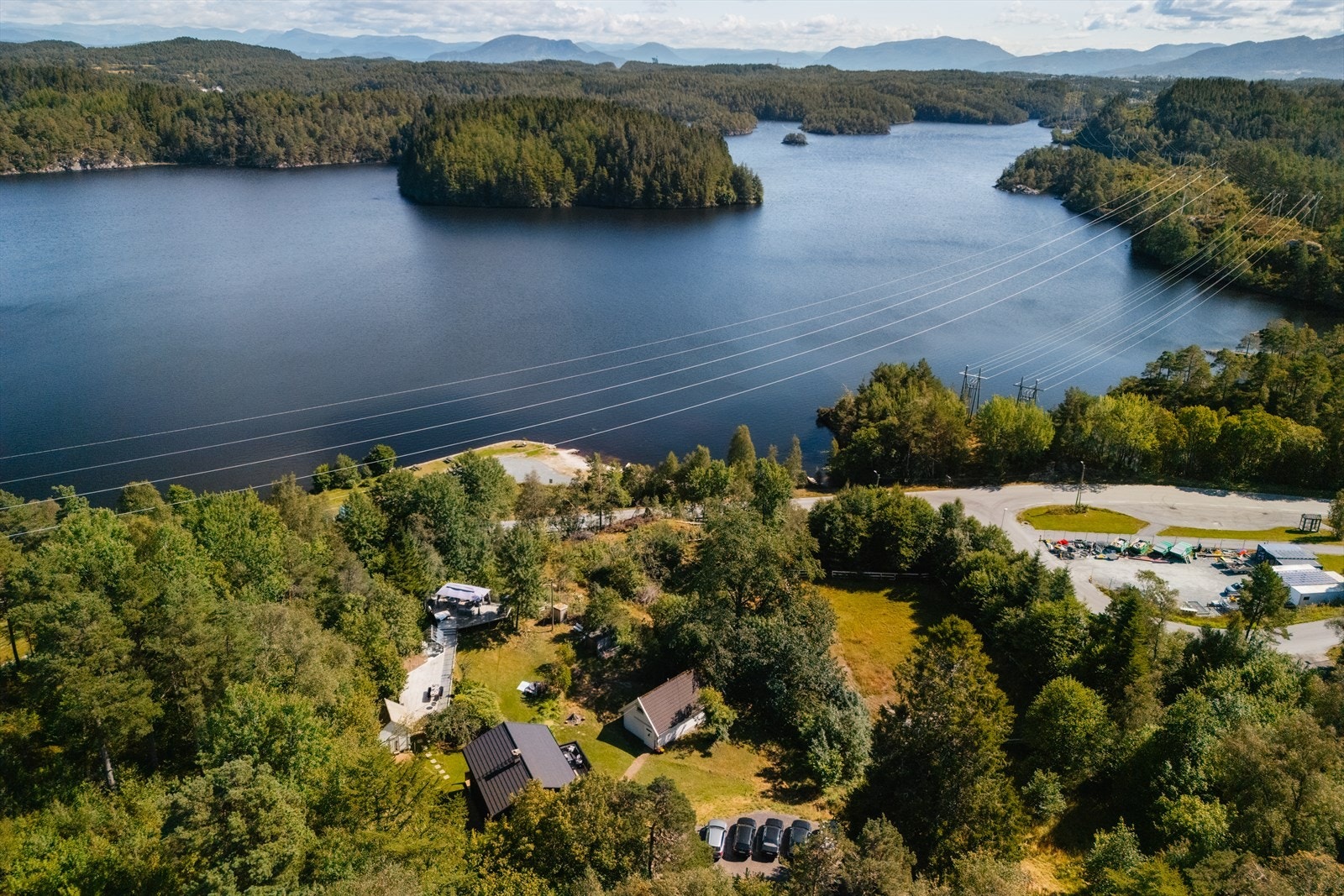 Her får du en nydelig og landlig beliggenhet, samtidig som du har kort vei til det du trenger i hverdagen Galleribilde