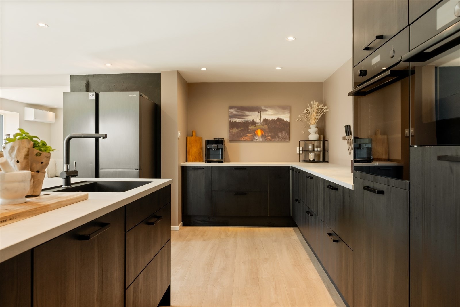 Av integrerte hvitevarer finner vi induksjonsplatetopp, stekeovn, mikrobølgeovn og oppvaskmaskin Galleribilde