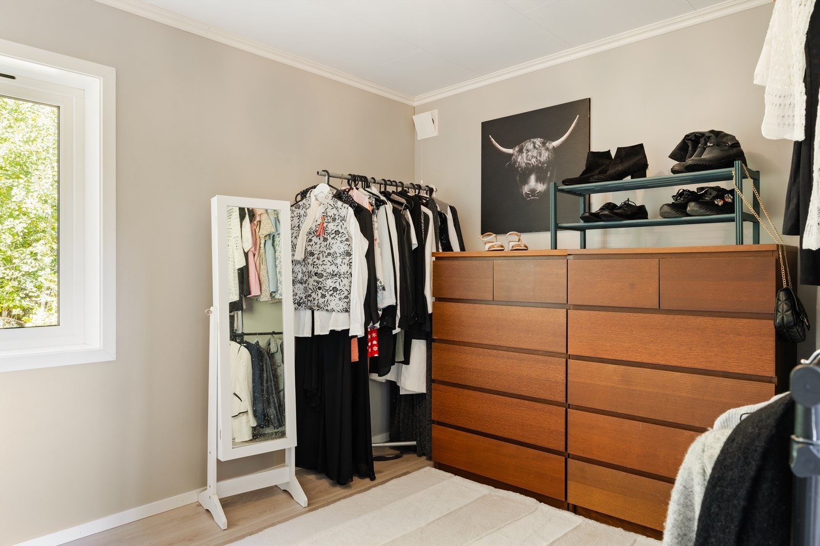 Det ene rommet er i dag innredet som garderobe Galleribilde