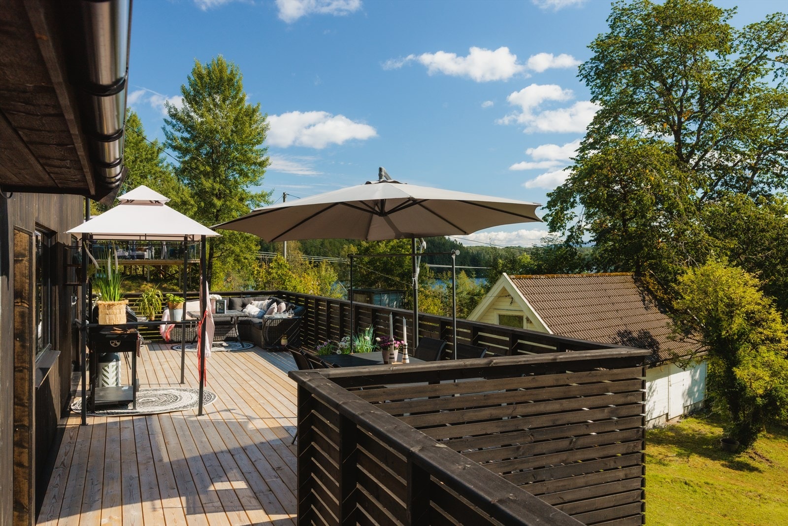 Her har du gode solforhold og en nydelig utsikt over Storavatnet Galleribilde