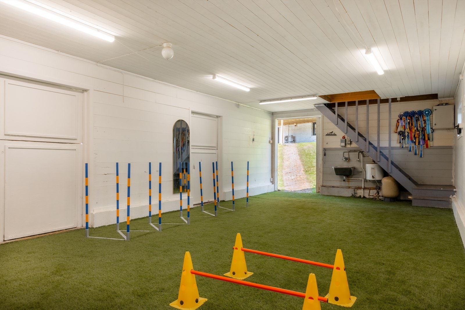 Romslig og anvendelig med utslagsvask og godt med oppbevaringsplass Galleribilde