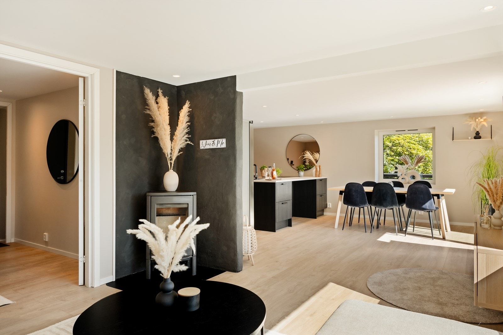 Videre beveger vi oss inn i en åpen stue- og kjøkkenløsning, målt til hele 42,3 m² Galleribilde