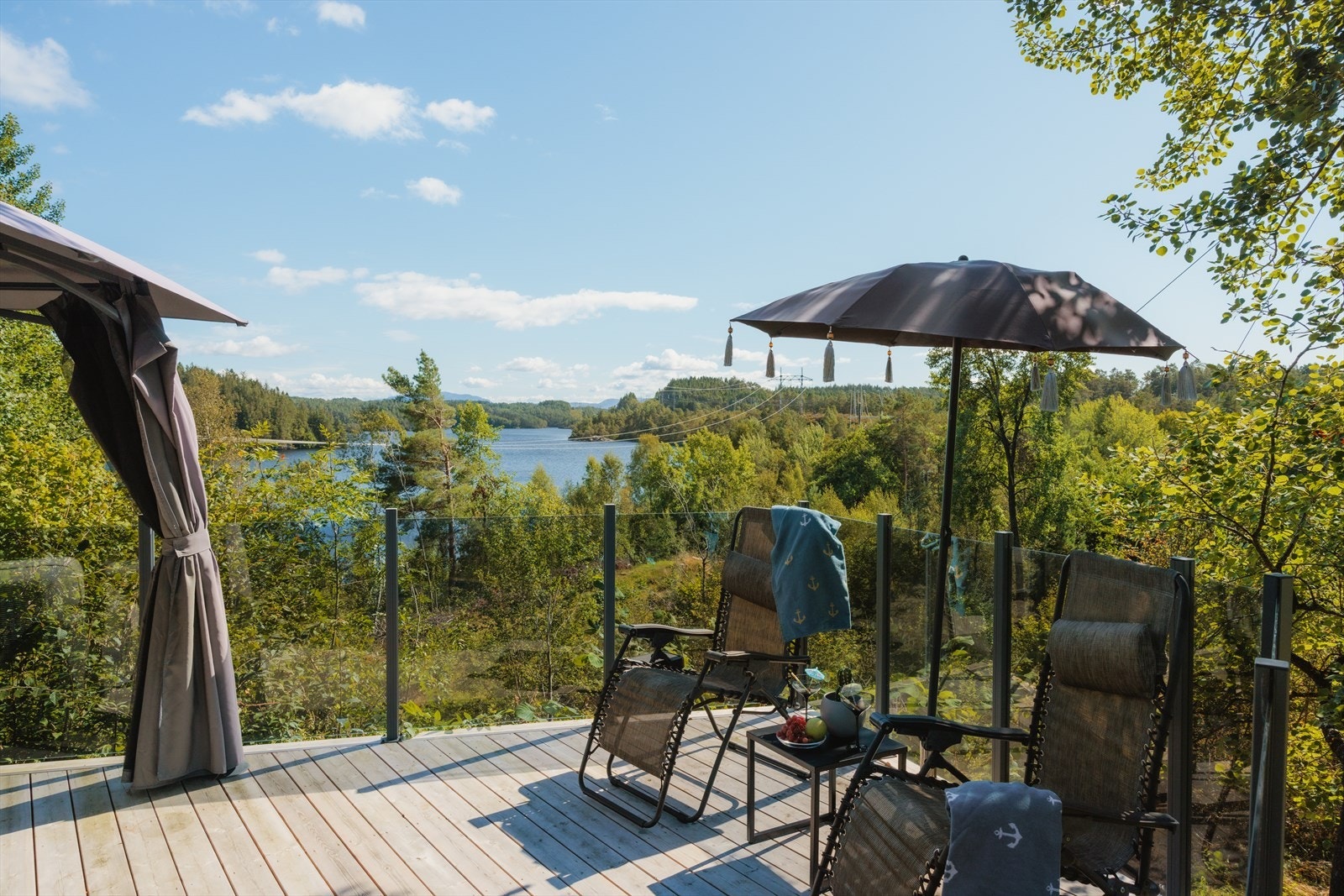 Bo skjermet av grønne omgivelser, med en nydelig utsikt over Storavatnet og upåklagelige solforhold Galleribilde