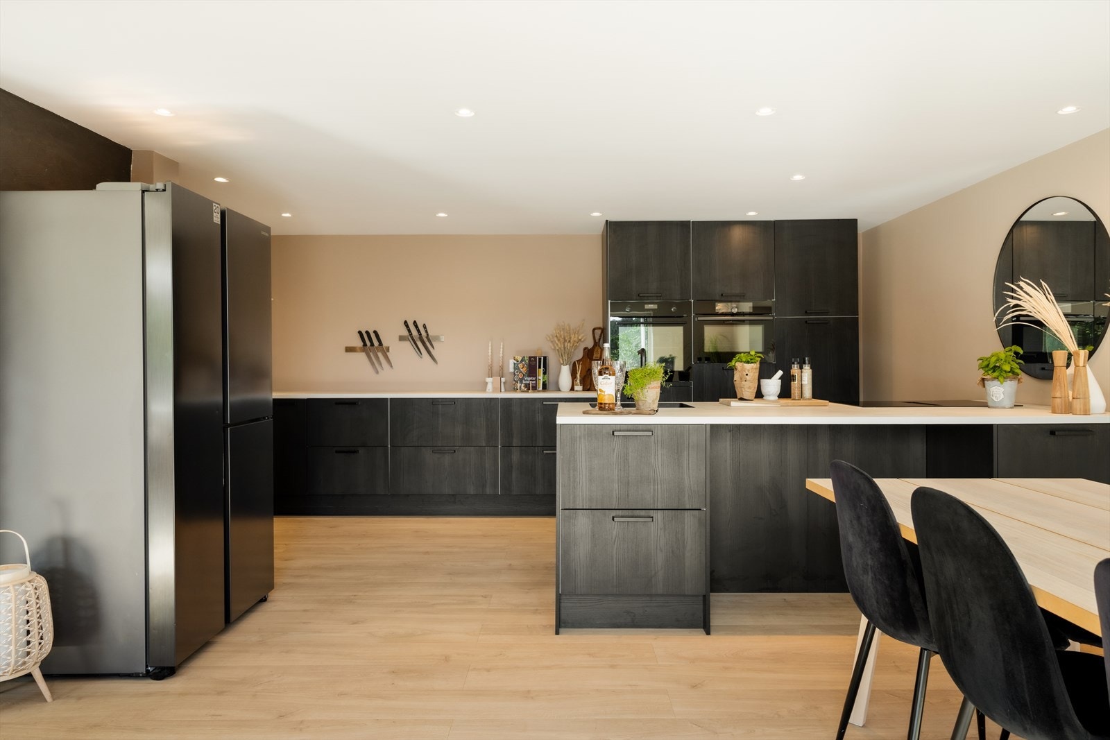 Kjøkkeninnredning med hvitevarer fra 2024/25, med rikelig skap- og benkeplass Galleribilde