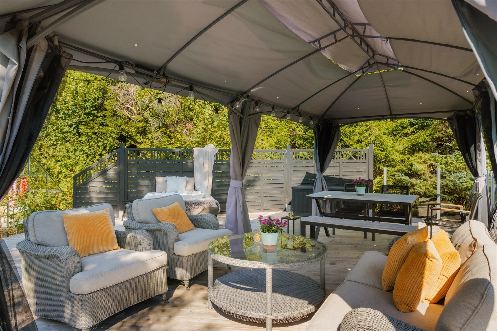 Pergolaen sørger for skygge og le Galleribilde