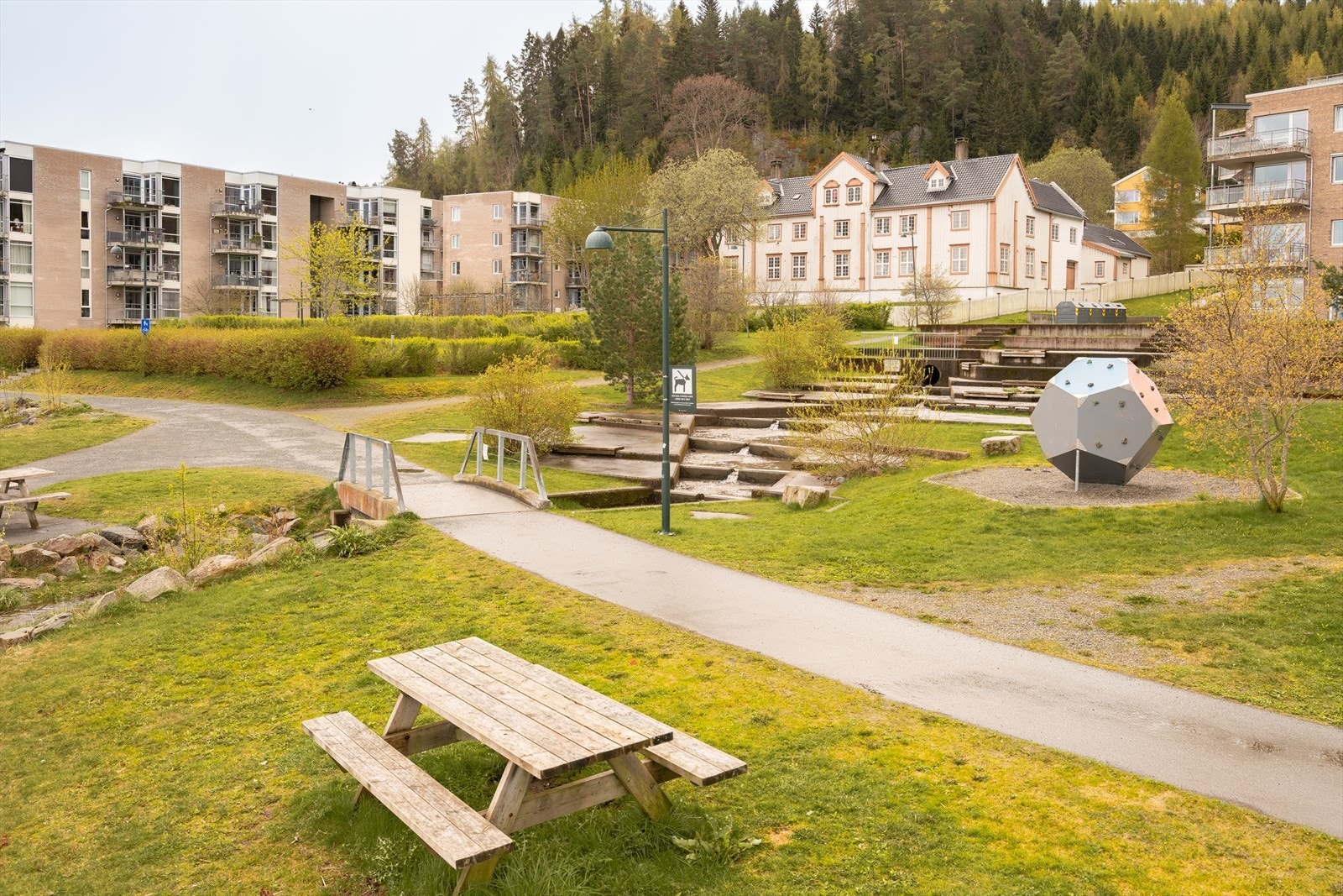 Her bor du tett på store grøntarealer langs strandpromenaden, med bla. sandvolleyballbane, lekeplass og bademuligheter. Galleribilde