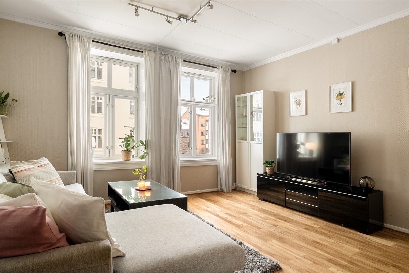 Her får man "bygårdsfølelsen" med god takhøyde og dype vinduskarmer. Galleribilde