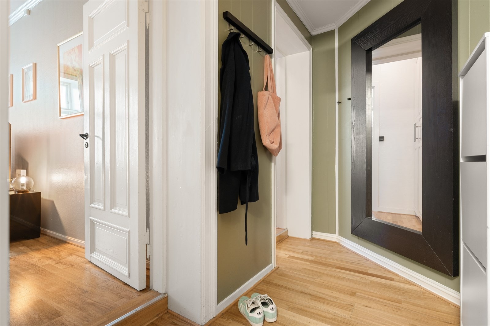 Romslig entré med plass til klesheng og oppbevaring. Galleribilde