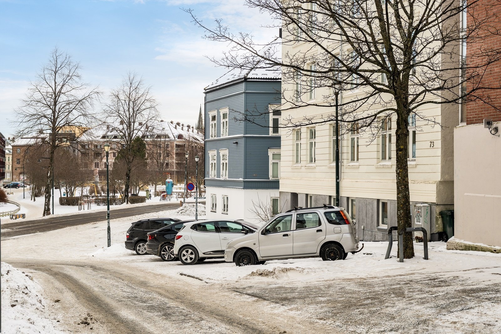 Det er boligsoneparkering rett utenfor inngangsdøra. Leie for p-plass er på kr. 785,- til Trondheim Kommune. Galleribilde