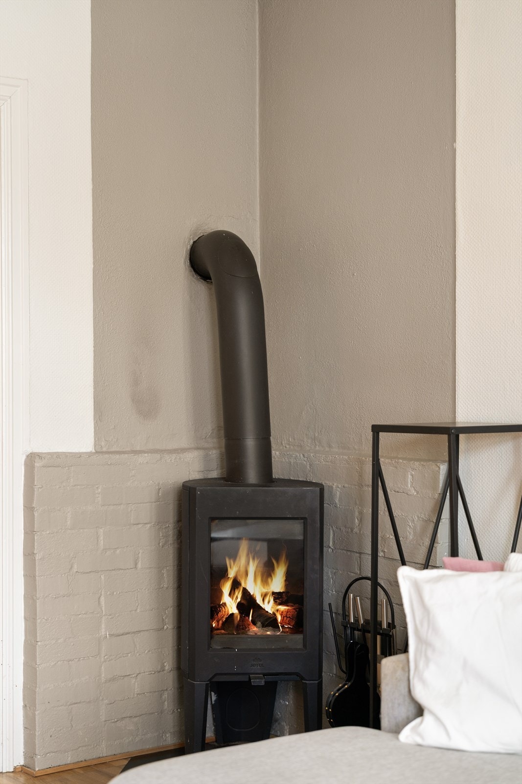 Vedfyring er et økonomisk alternativ til oppvarming. Pipa er oppgradert med stålrør av borettslaget. Galleribilde