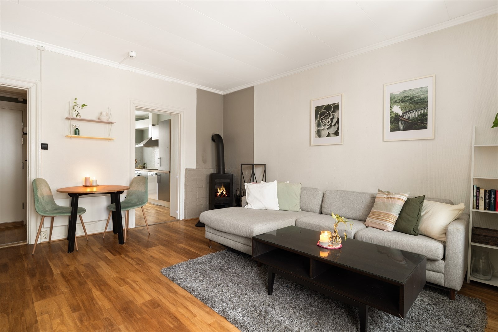 Leiligheten har nedbetalt fellesgjeld og har bl.a. kommunale avgifter, forsikring og kabel-tv/internett inkludert i felleskostnadene. Galleribilde