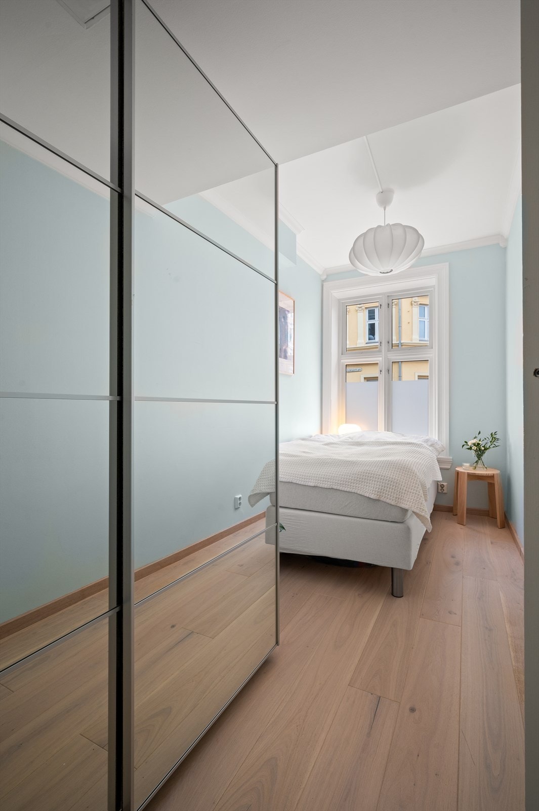 Stor skyvedørsgarderobe. Rommet egner seg også godt som gjesterom, barnerom eller hjemmekontor. Galleribilde
