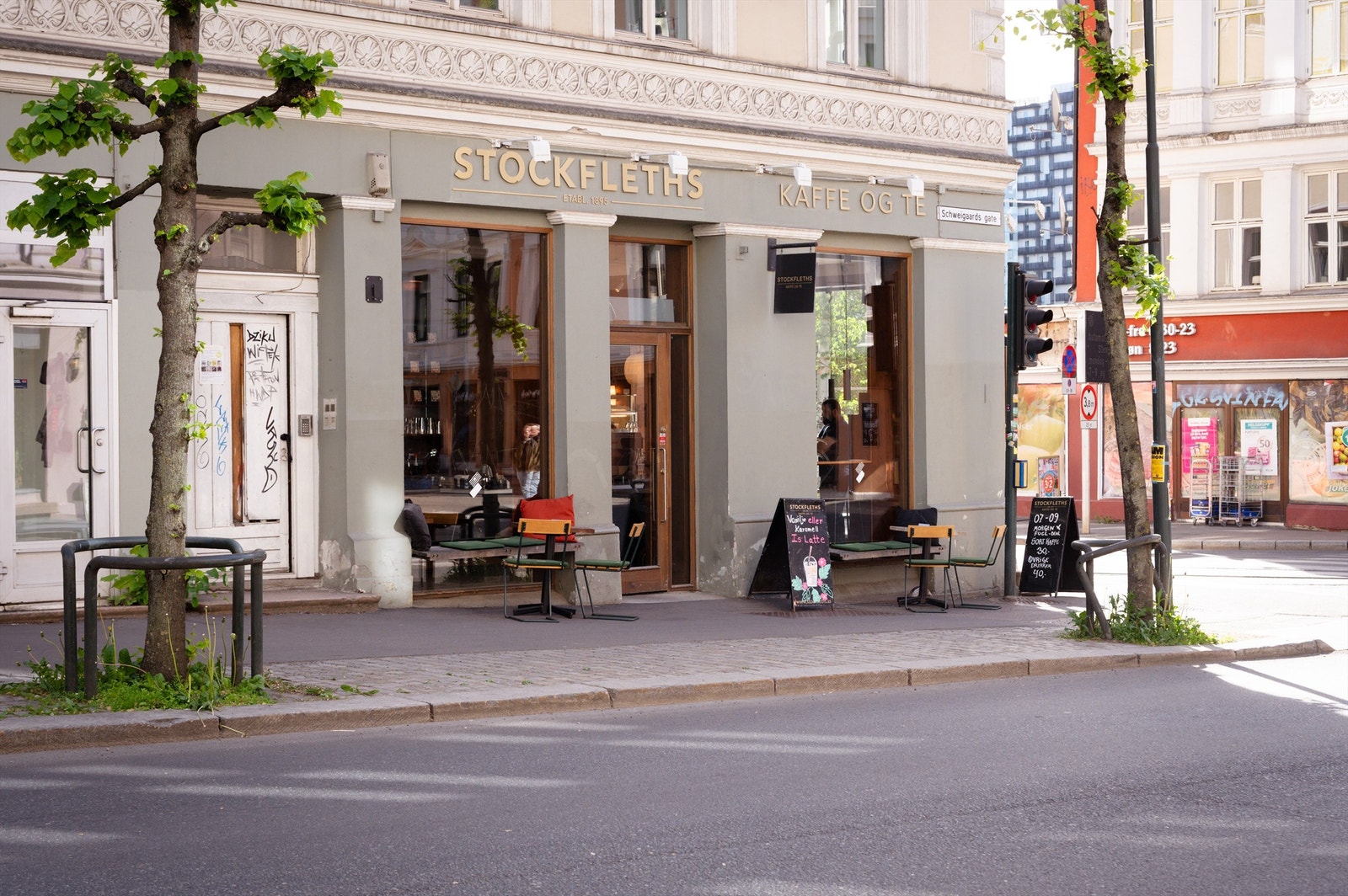 Kort vei til det man måtte ønske. ZZ Pizza og Fuglen er også hyggelige nabolagsperler. Galleribilde