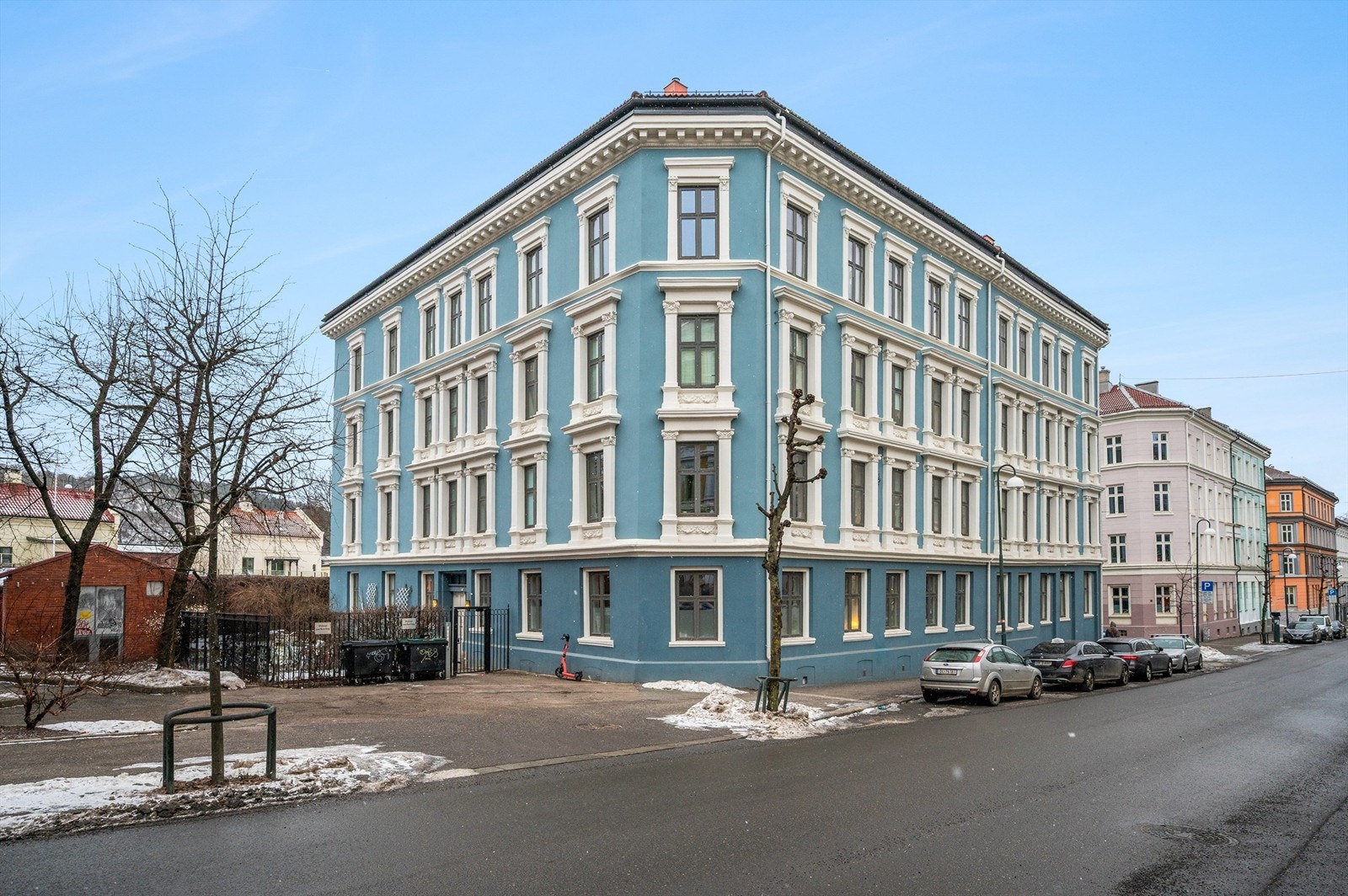 Vakker klassisk fasade. Boligen har vindu på hele tre sider i stuen. Galleribilde