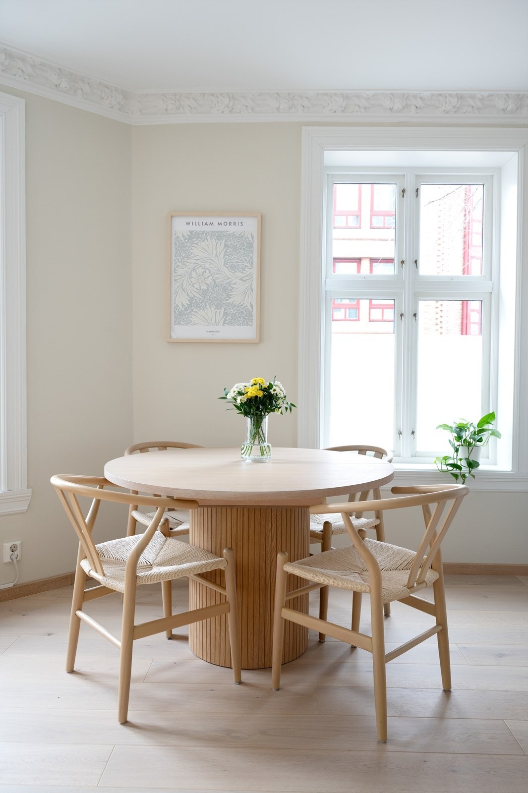 Plass til spisebord i tilknytning til kjøkkensonen. Galleribilde