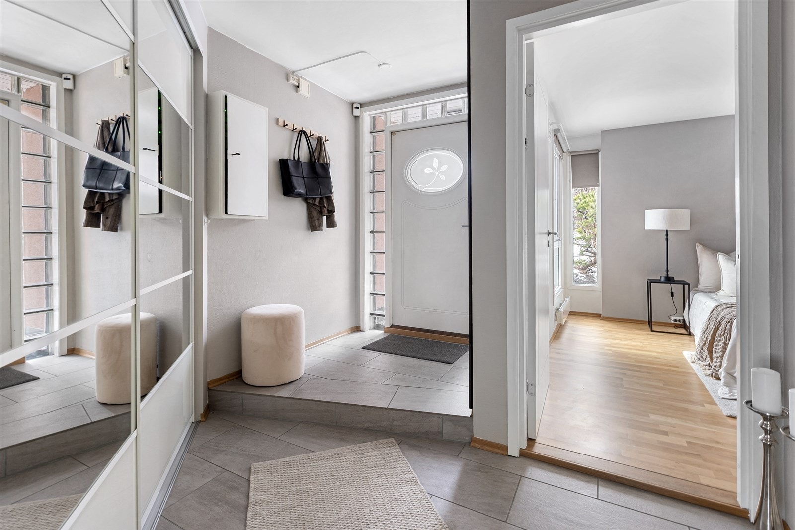 Gang med skyvedørsgarderobe Galleribilde