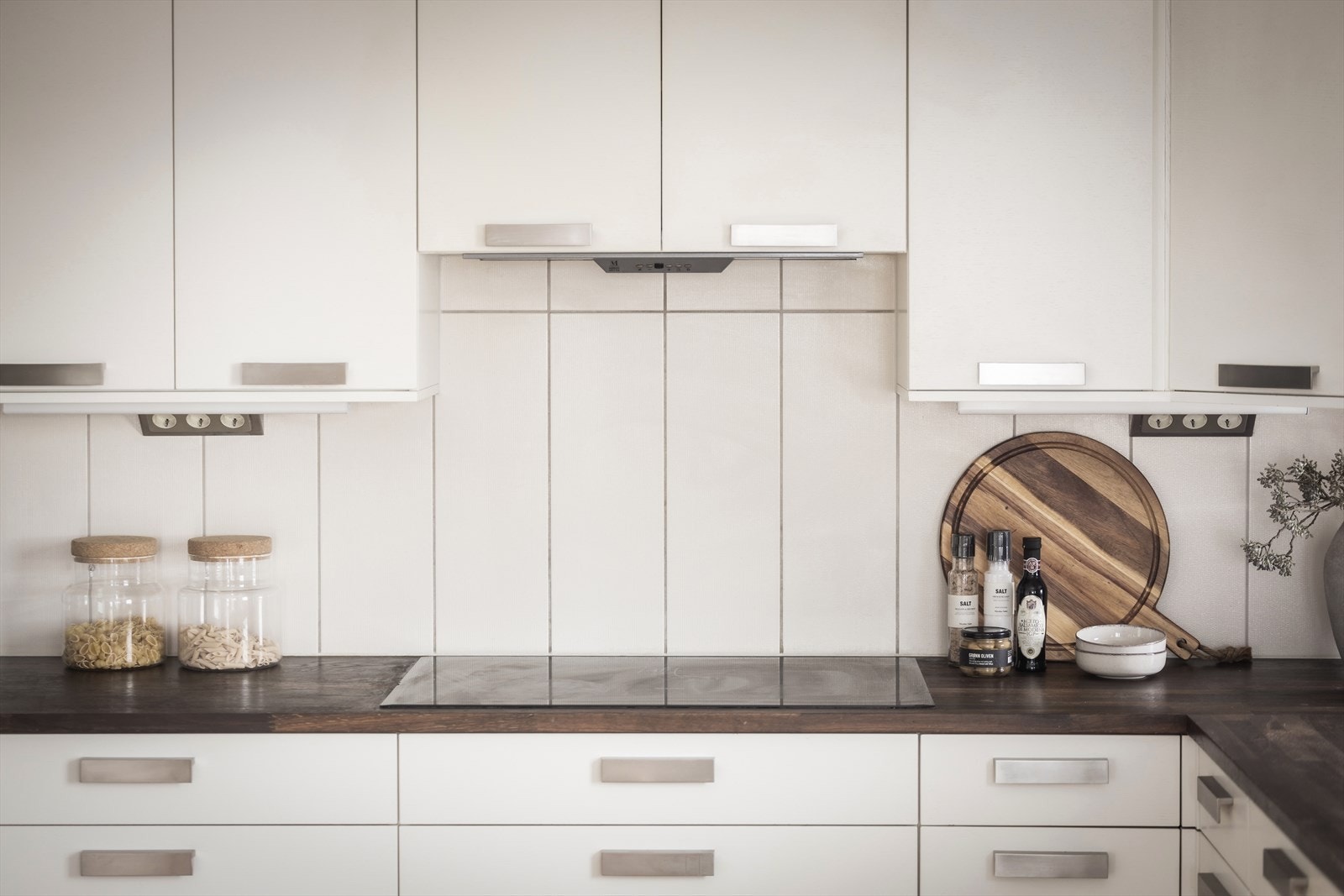 Kjøkkenet er utstyrt med integrert stekeovn og induksjonstopp, frittstående kjøleskap i nisje og mekanisk avtrekk fra Røros-hette med direkte utkast til det fri. Galleribilde