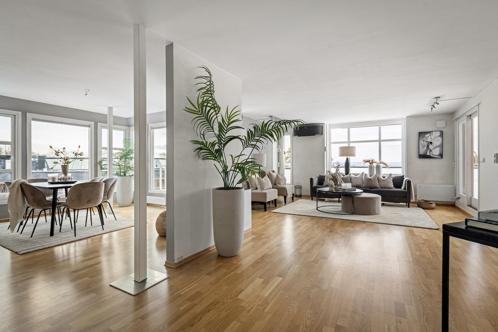 Stue og spisestue ligger i en åpen og naturlig sammenheng og oppleves som lyse og luftige med store vindusflater Galleribilde