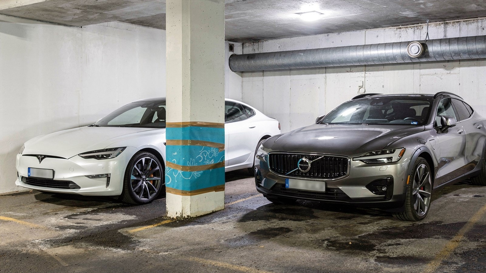 Leiligheten disponerer to garasjeplasser i felles garasjeanlegg. Det er lagt opp i infrastrukturen til lading av el-bil på begge plassene Galleribilde