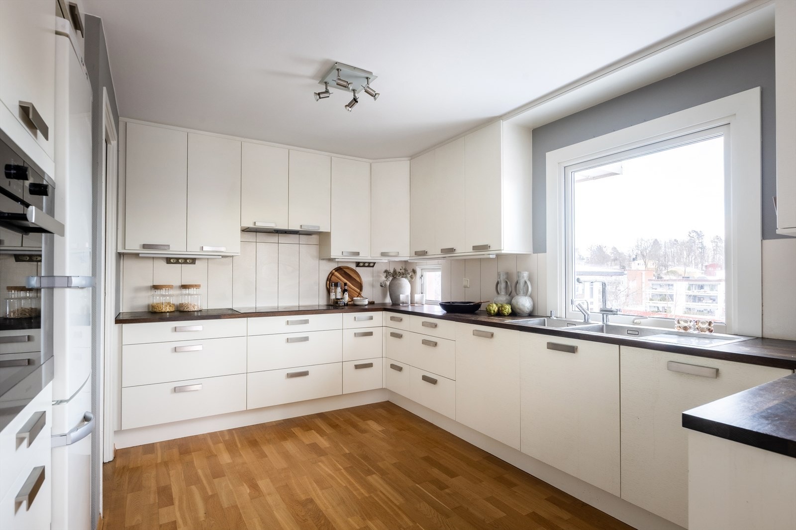 Huseby-kjøkken fra 2014 med takhøye skap og gode oppbevaringsløsninger Galleribilde