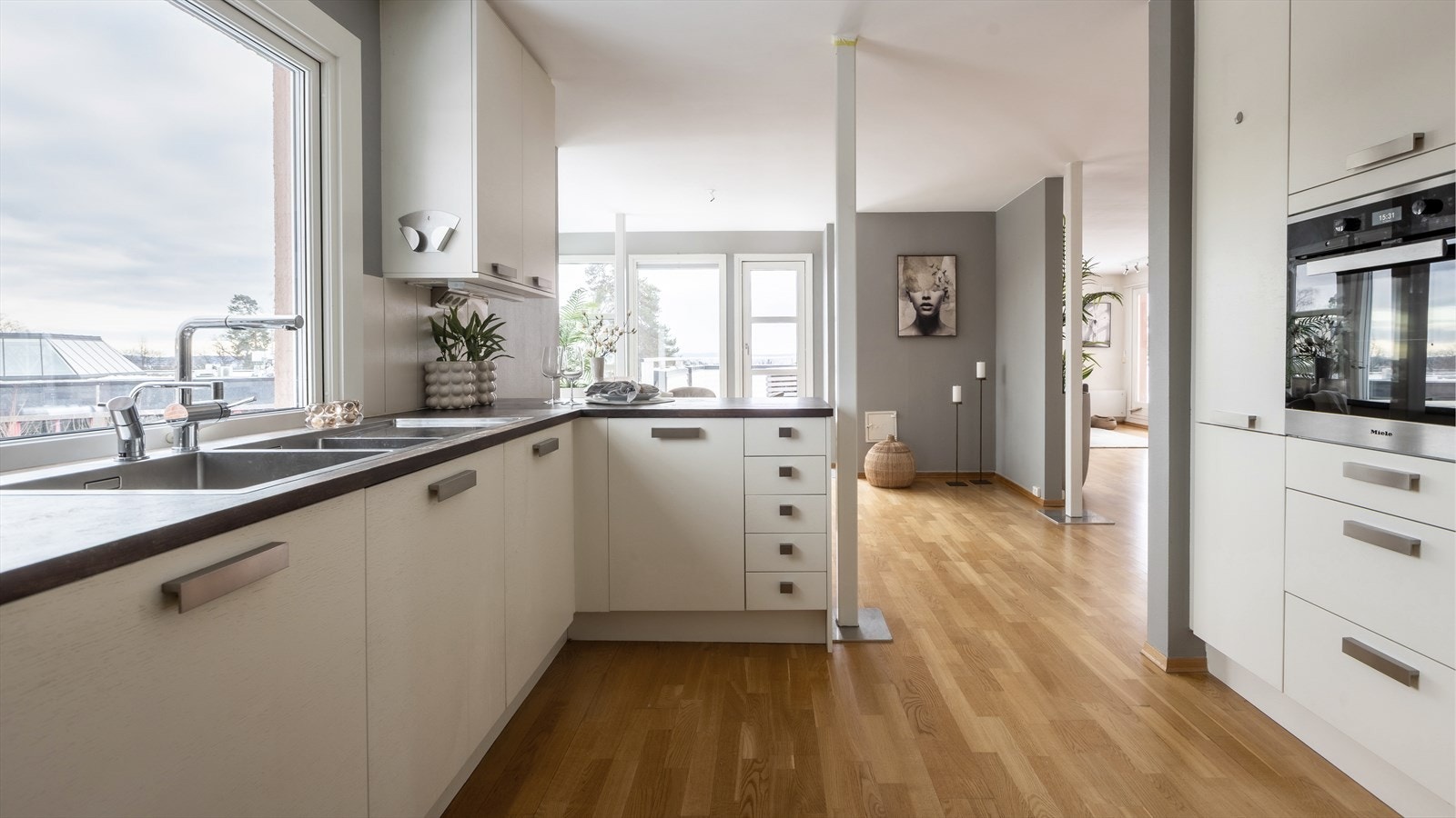 Innredningen har hvite, glatte fronter og benkeplate i eik med nedfelt kum samt Quooker-armatur for kokende vann. Galleribilde