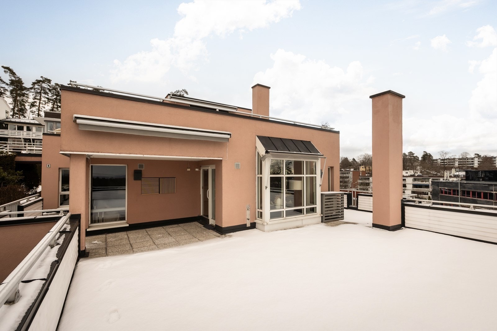 Stor, flislagt terrasse på ca. 78 kvm med svært gode solforhold og fantastisk utsikt utover Oslofjorden. Galleribilde