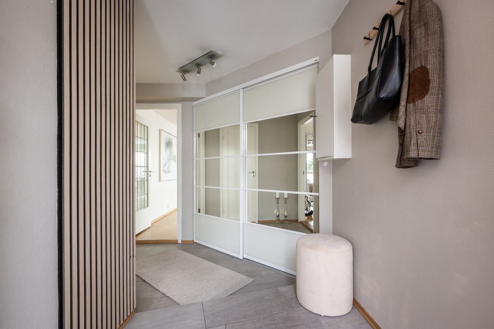 Entréen er romslig og innbydende med flislagt gulv og gulvvarme. Galleribilde