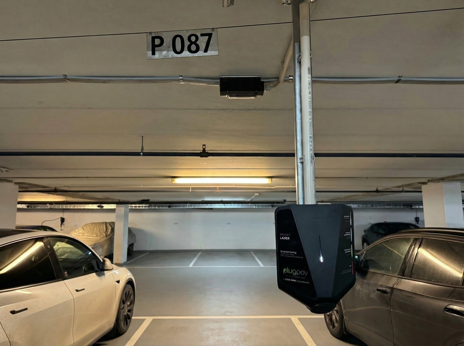 Plassen har elbil-lader. Galleribilde