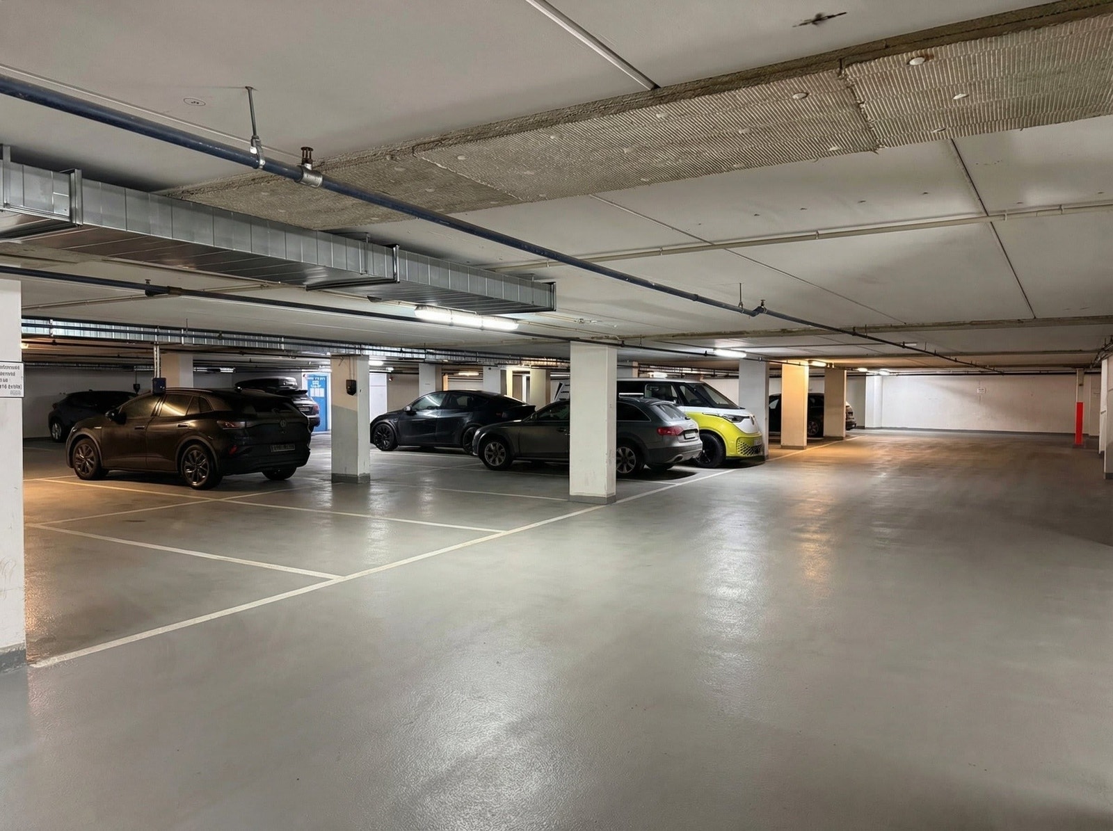 Automatisk garasjeport med åpning via portåpner eller mobiltelefon. Galleribilde