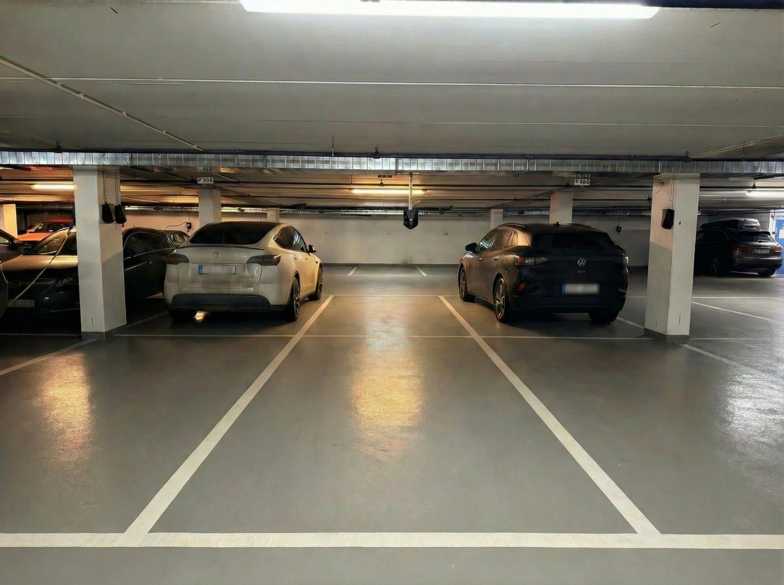 Avlåst og oppvarmet garasjeanlegg med sentrumsnær beliggenhet. Galleribilde