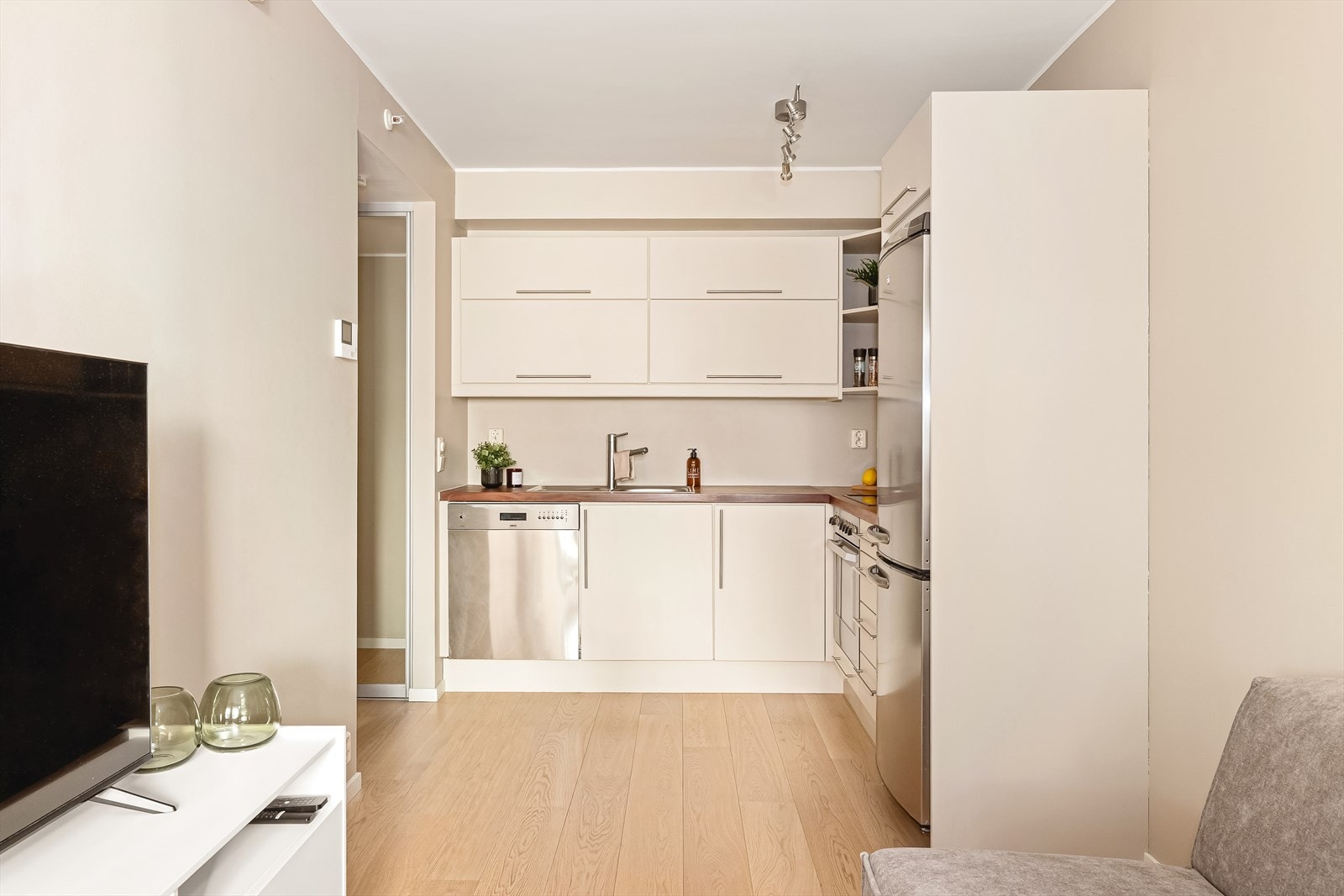 Boligen har nytt gulv fra 2021, som gir et helhetlig og tidsriktig preg. Galleribilde