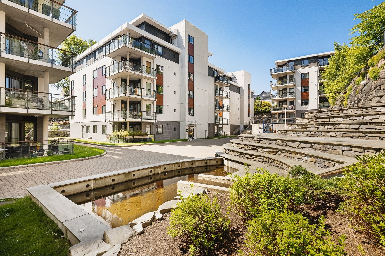 Her bor du tett på alt du måtte trenge i hverdagen, samtidig som området byr på luft, natur, fjell og en hyggelig atmosfære. Galleribilde