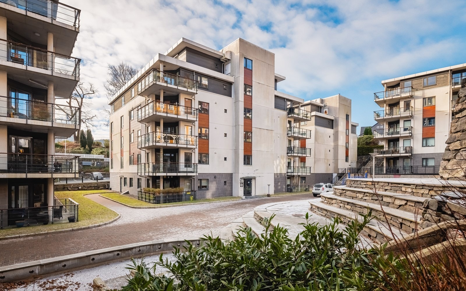 Hansaparken Borettslag ligger i et område med rik industrihistorie og ble etablert som en del av transformasjonen av det tidligere Hansa Bryggeri-området. Galleribilde