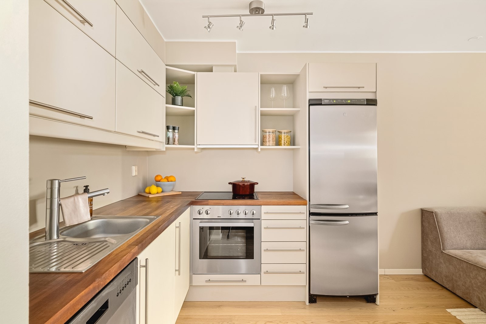 Kjøkkenet er moderne og funksjonelt med god skap- og benkeplass. Galleribilde