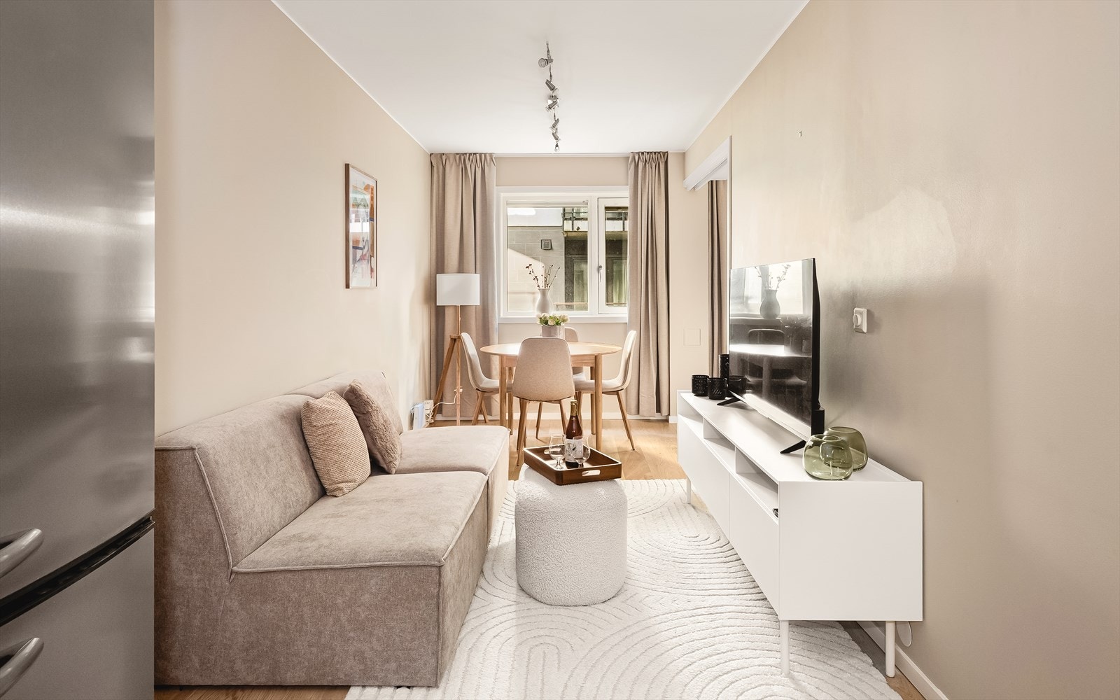 Her er det plass til både sofagruppe og spisebord, perfekt enten du inviterer gjester eller nyter rolige hverdager hjemme. Galleribilde